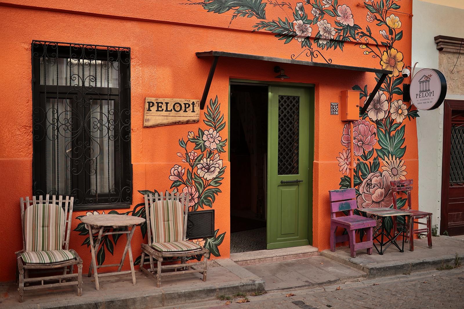 Ayvalık Pelopi butik otelinin geleneksel taş duvarları ve dış görünümü